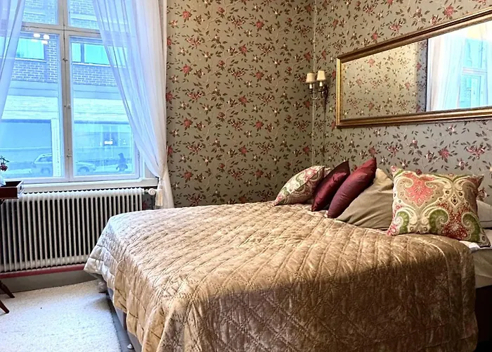 Historical Well-equipped Renovated 2-bedroom Lägenhet *