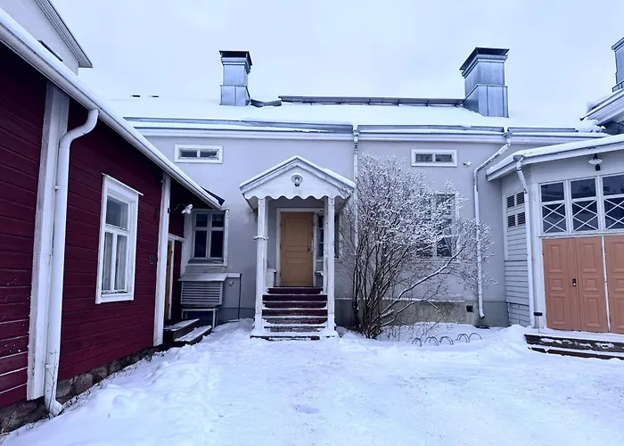 Historical Well-equipped Renovated 2-bedroom Lägenhet *